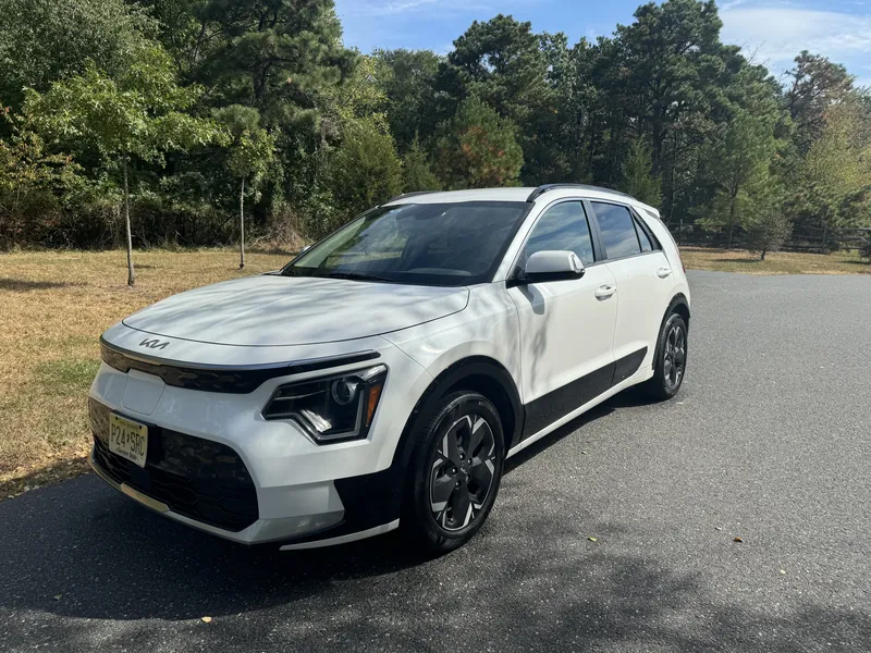 2023 Kia Niro - Image 3
