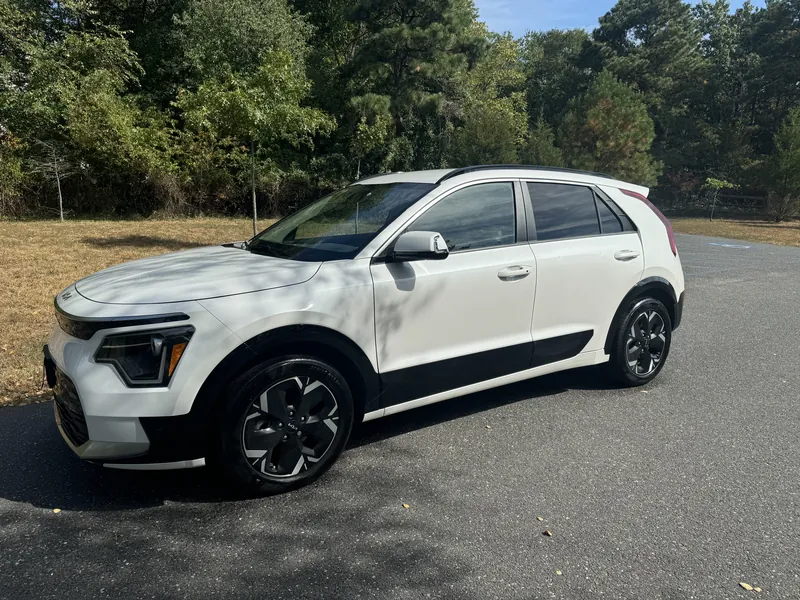 2023 Kia Niro - Image 2